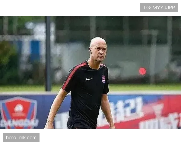 克鲁伊夫盘带技术如何重塑现代足球风格：从街头技巧到战术革命