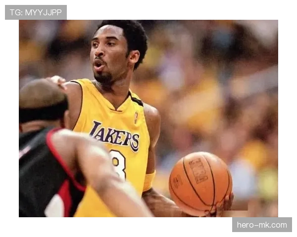 科比突破吸引防守拉开空间 提升球队关键时刻得分效率