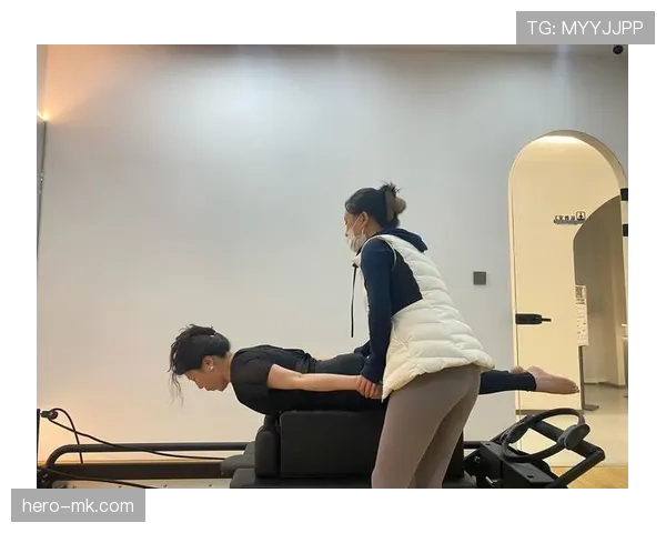 陈一冰退役后还在坚持5点起床练核心？这自律看得我手机都拿不稳了